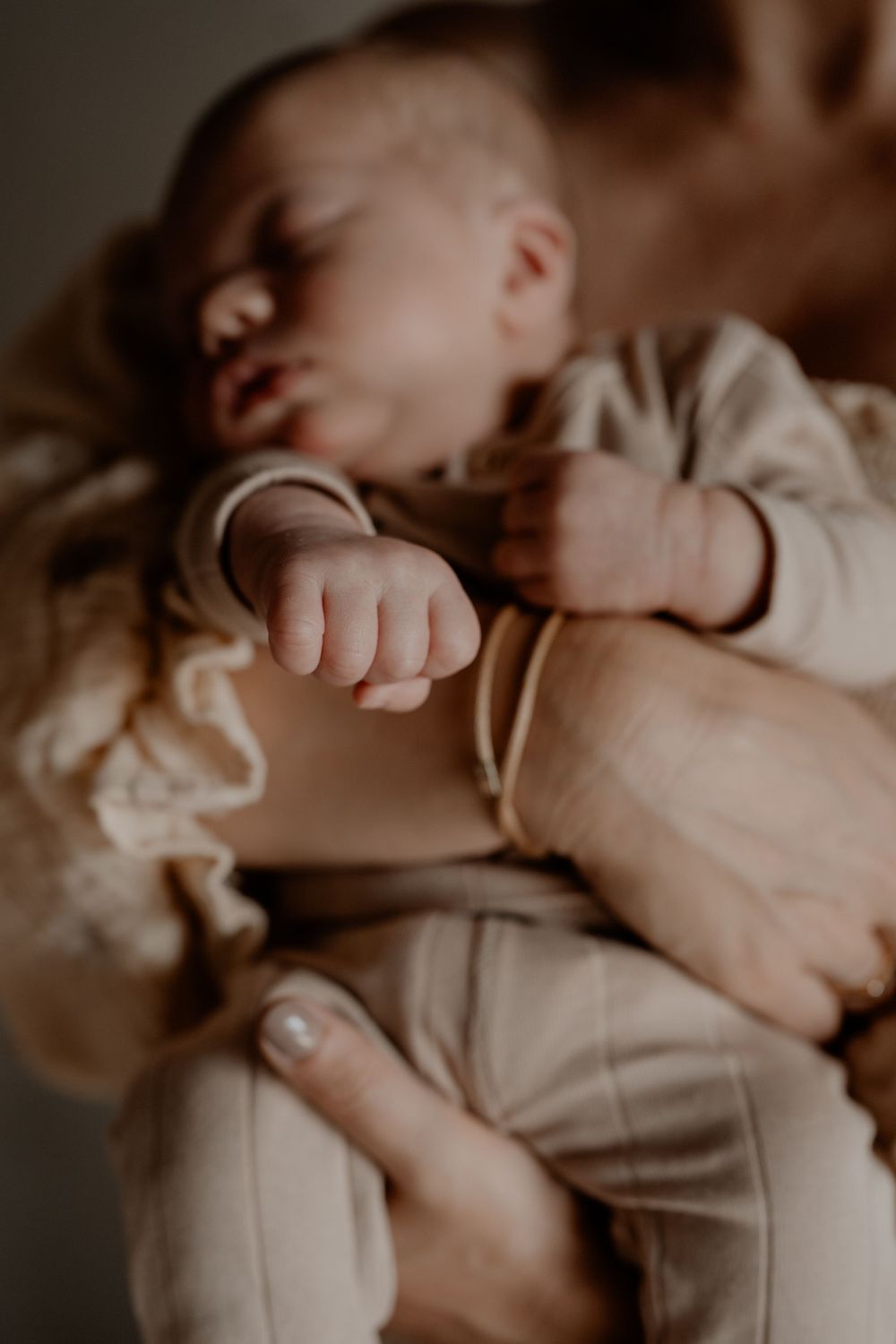 Het eerste leven van je baby in beeld? Ik leg de mooiste momenten van je pasgeborene vast. Boek je newborn fotoshoot.