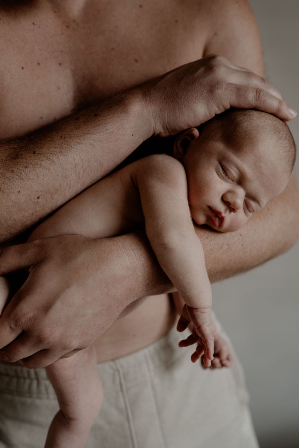 Het eerste leven van je baby in beeld? Ik leg de mooiste momenten van je pasgeborene vast. Boek je newborn fotoshoot.