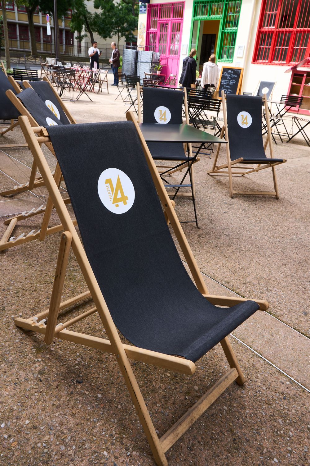 Black and wooden beach chairs with numbered circles arranged outdoors.