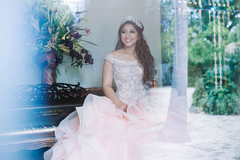 girl seating down. formal photo shoot. La Quinta Mazatlan. McAllen, Texas. Wedding photography