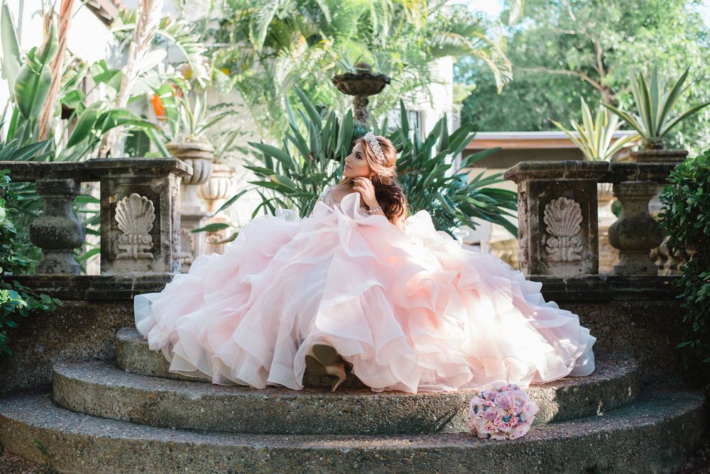 formal photo shoot. girl seating down. La Quinta Mazatlan. McAllen, Texas. Wedding photography