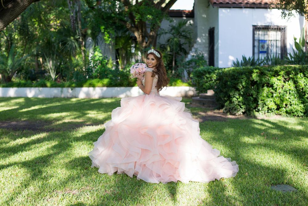 formal photo shoot. girl holding bouquet. La Quinta Mazatlan. McAllen, Texas. Wedding photography