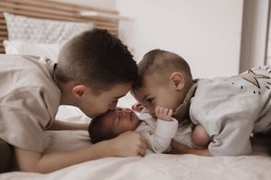 Nouveau-né lifestyle – Immortaliser les premiers sourires et câlins dans l'intimité familiale