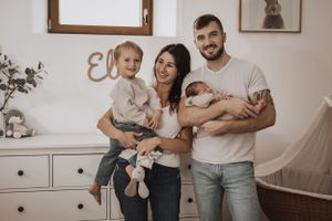 Nouveau-né lifestyle – Des photos authentiques et pleines de tendresse dans l’intimité du cocon familial