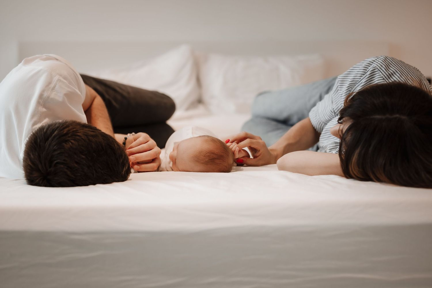 Séance photo nouveau-né lifestyle Suisse romande – Des moments doux et véritables, capturés dans l'intimité de votre foyer