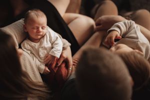 Photographe nouveau-né lifestyle Suisse romande – Capturer les premiers regards et sourires de bébé dans un cadre naturel et doux