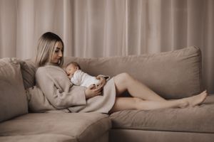 Séance nouveau-né lifestyle – Immortaliser les premiers instants de bébé dans une ambiance douce et intime