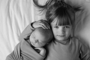 Séance nouveau-né studio Neuchâtel – Créez des souvenirs intemporels avec votre bébé en studio