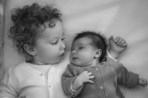 Séance photo nouveau-né lifestyle en Suisse romande – Célébrer les premiers moments précieux de votre bébé avec des photos naturelles et sin