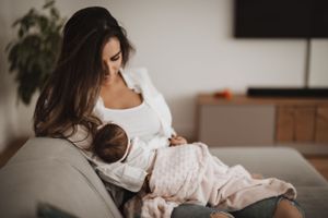 Séance photo nouveau-né lifestyle Suisse romande – Des moments tendres et naturels capturés chez vous