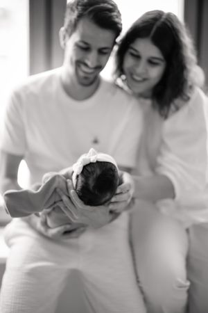 Photo nouveau-né lifestyle à Neuchâtel – Des portraits authentiques de votre bébé dans un environnement naturel et chaleureux