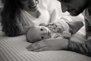 Capturer les premiers instants de bébé – photo lifestyle nouveau-né en Suisse romande