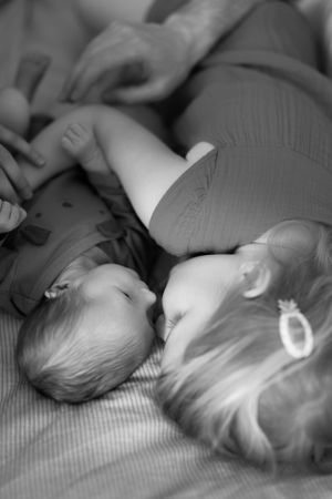 Photographie lifestyle nouveau-né en Suisse romande – instant précieux et naturel avec bébé