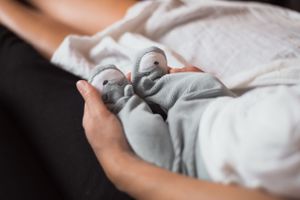 Séance photo lifestyle nouveau-né Suisse romande – Capturer la beauté simple et intime des premiers jours de bébé