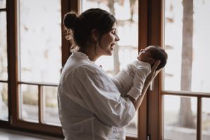 Séance nouveau-né lifestyle Neuchâtel – Immortalisez les premiers instants de votre bébé dans l’intimité de votre foyer