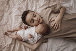 Nouveau-né lifestyle – Immortaliser les premiers sourires et câlins dans l'intimité familiale