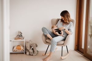 Séance photo nouveau-né à domicile Suisse romande – Des souvenirs authentiques de votre bébé dans son environnement naturel