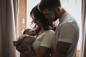 Séance photo nouveau-né lifestyle – Immortaliser les premiers instants de vie avec douceur et naturel