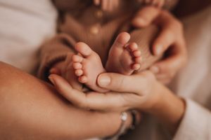 Photographe nouveau-né Suisse romande – Capturez les premiers instants de votre bébé dans un cadre intime et chaleureux