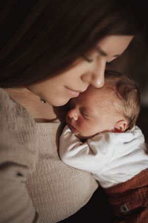 Séance photo à domicile nouveau-né Suisse romande – Immortalisez la douceur des premiers jours de bébé dans l’intimité de votre maison