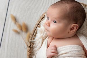 Photographe nouveau-né en studio à Neuchâtel – Immortalisez les sourires et les câlins de bébé