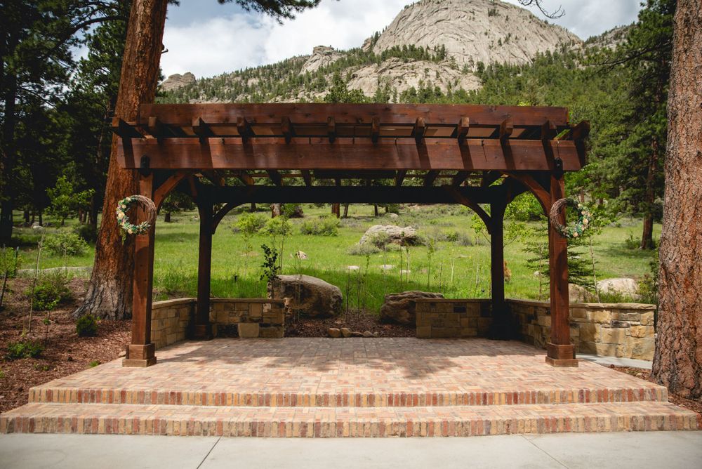 Ceremony archway Della Terra mountain château