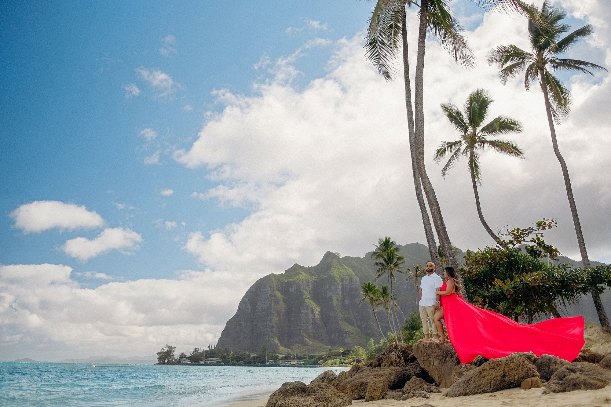 Tropical vacation photoshoot on Oahu beaches – couples photography in paradise.