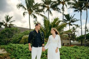 Beach couples photoshoot on Oahu – romantic engagement photography in Hawaii.