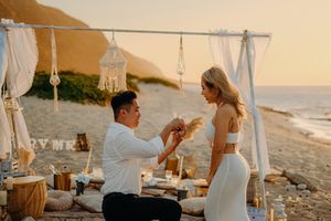 Engagement photographer in Oahu – stunning beach photoshoot with a picnic and  breathtaking views.