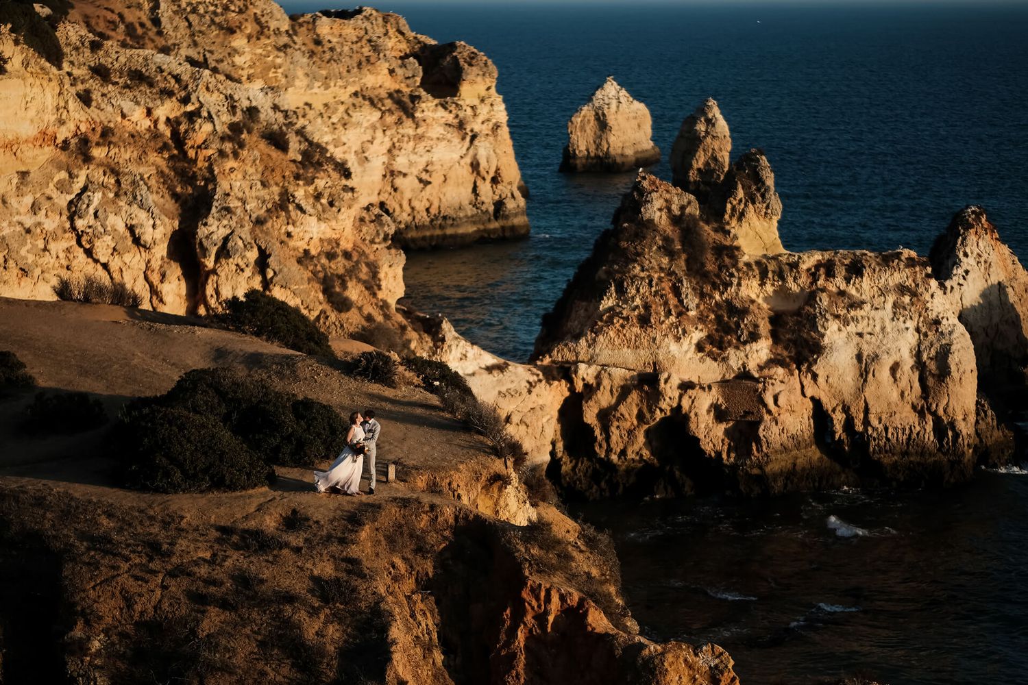 Hochzeitspaar an den Klippen der Algarve Portugal bei Sonnenuntergang fotografiert von Fabio Marras