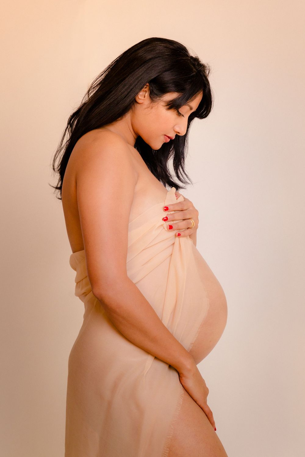Werdende Mutter im Gegenlicht – ästhetische, authentische Schwangerschaftsfotografie von Andrea Fotografie | klickundgluecksfotos.de