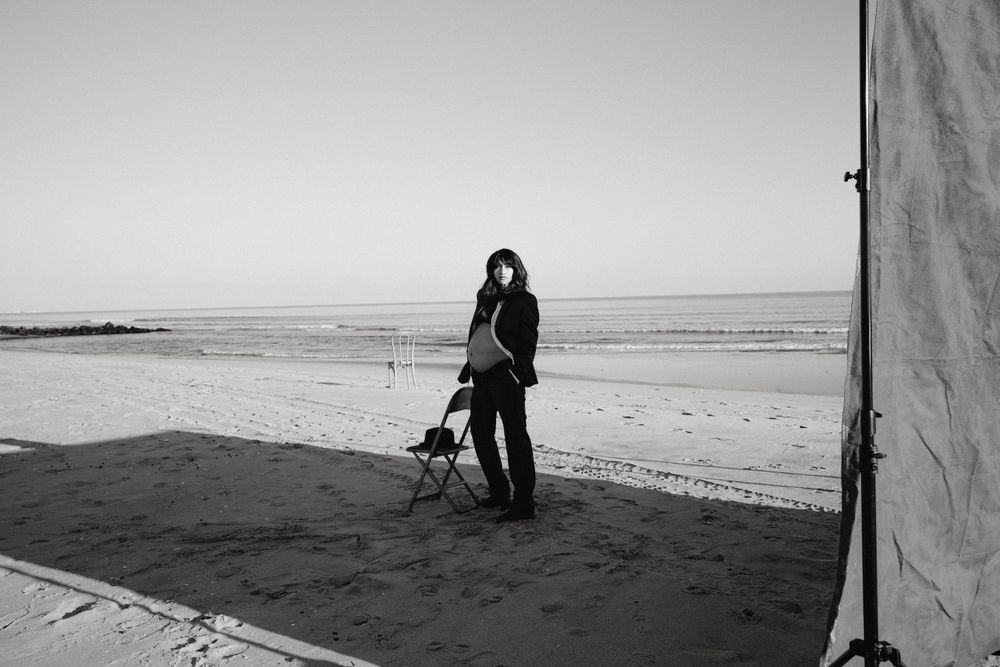 Schwangere Frau am Meer – emotionale, natürliche Schwangerschaftsfotografie von Andrea Fotografie, Frankfurt | klickundgluecksfotos.de