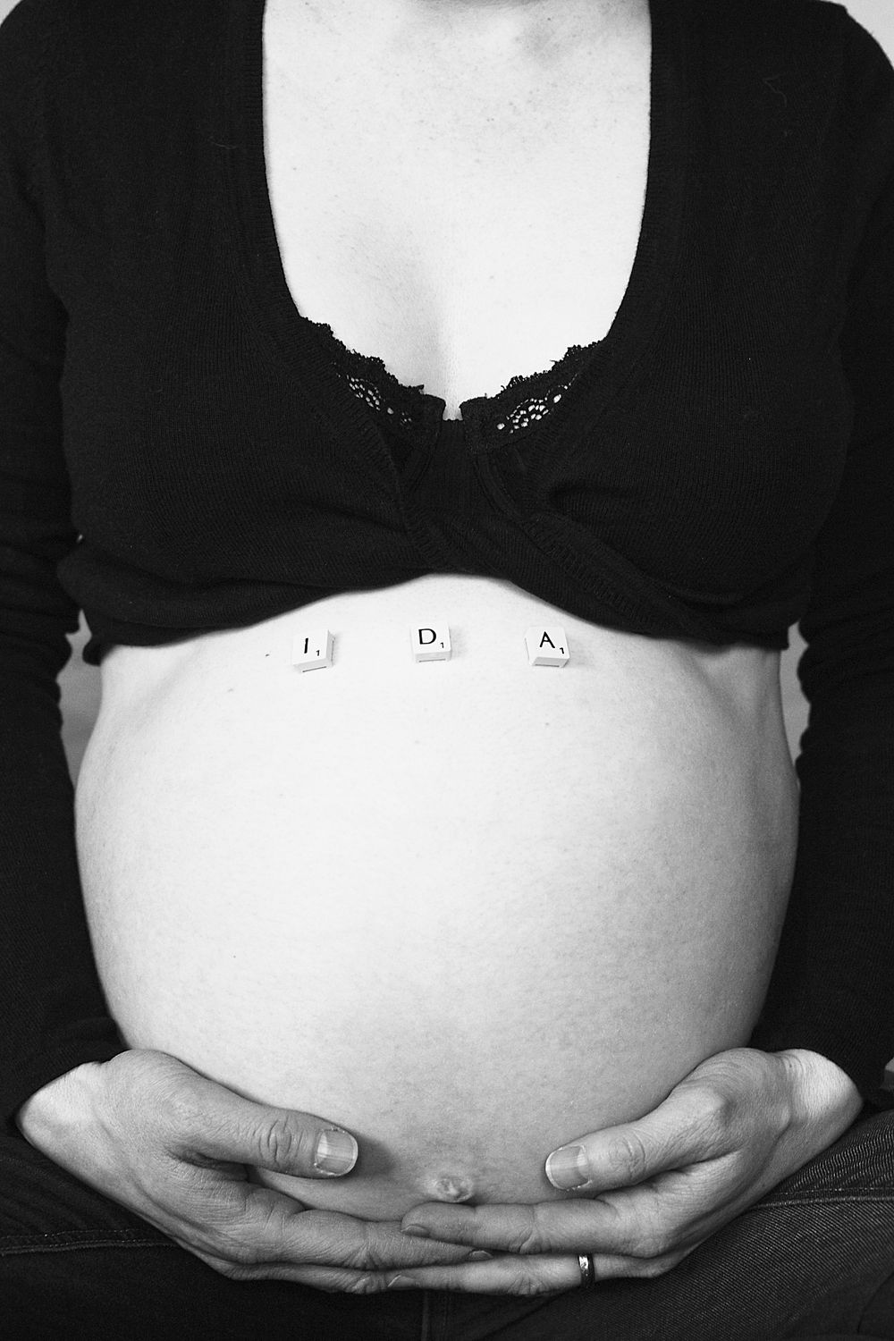 Nahaufnahme der Hände auf dem Babybauch – liebevolle, authentische Fotografie von Andrea Fotografie, Frankfurt | klickundgluecksfotos.de