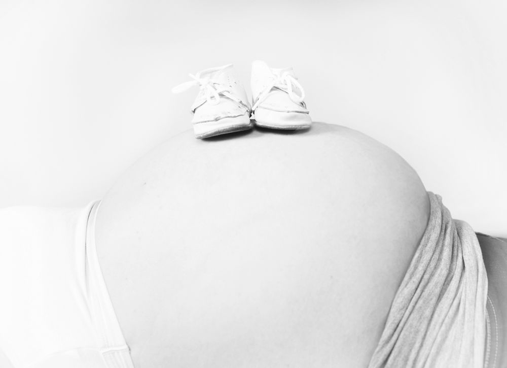 Werdende Mutter Babybauch – ästhetische, authentische Schwangerschaftsfotografie von Andrea Fotografie | klickundgluecksfotos.de