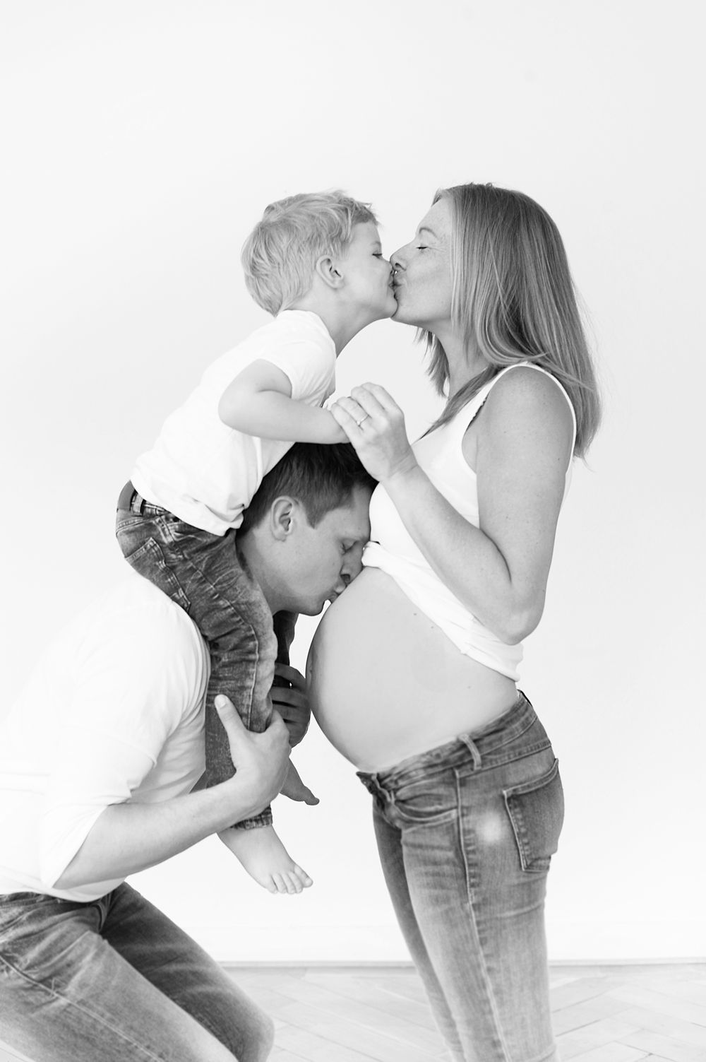 Zärtlicher Moment zwischen werdenden Eltern – Fine Art Schwangerschaftsfotografie von Andrea Fotografie | klickundgluecksfotos.de