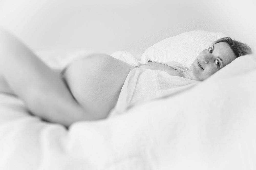 Zärtlicher Moment zwischen werdenden Eltern – Fine Art Schwangerschaftsfotografie von Andrea Fotografie | klickundgluecksfotos.de
