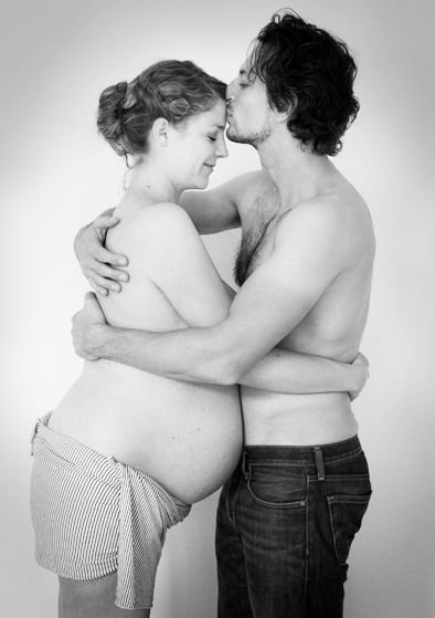 aar umarmt sich liebevoll – Schwangerschaftsshooting voller Nähe von Andrea Fotografie, Frankfurt | klickundgluecksfotos.de