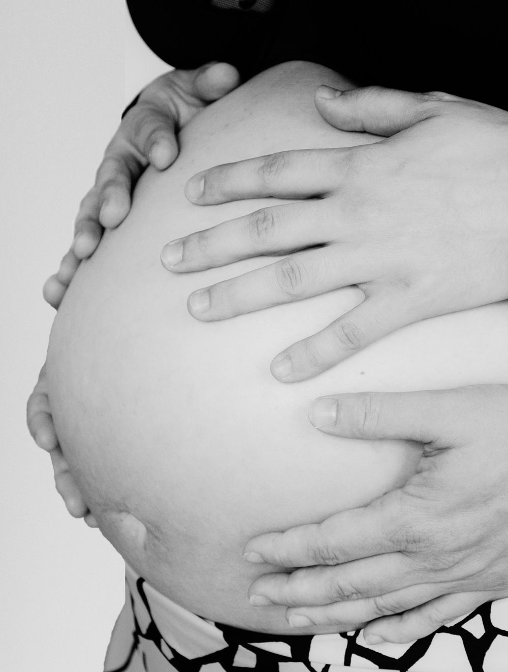 Hände des Partners auf dem Babybauch – gefühlvolle Schwangerschaftsfotografie von Andrea Fotografie, Frankfurt | klickundgluecksfotos.de