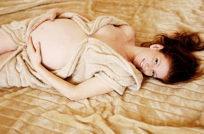 Schwangere Frau hält liebevoll ihren Babybauch –  Schwangerschaftsfotografie von Andrea Fotografie, Frankfurt | klickundgluecksfotos.de