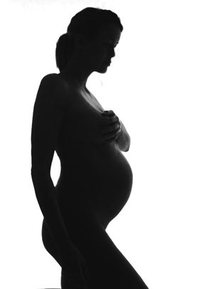 Schwangere Frau hält liebevoll ihren Babybauch – von Andrea Fotografie, Frankfurt | klickundgluecksfotos.de