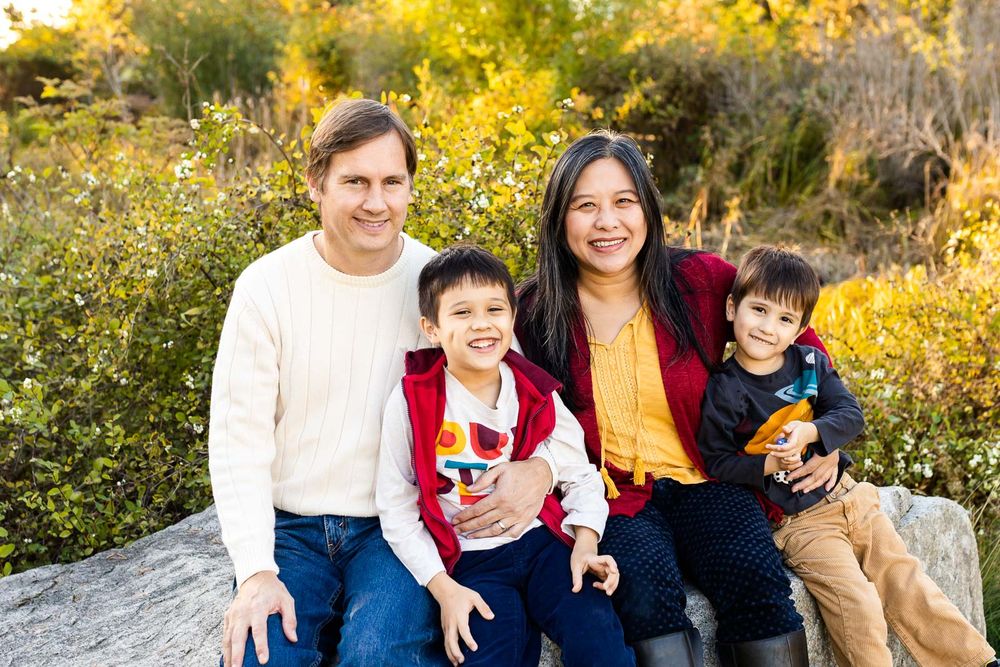 Seattle photographer captures smiling family photo during golden hour