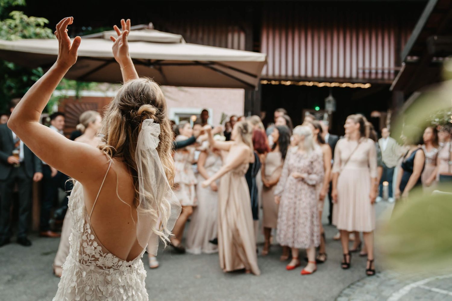 tipps zum brautstrauss werfen und blumenschmuck hochzeit