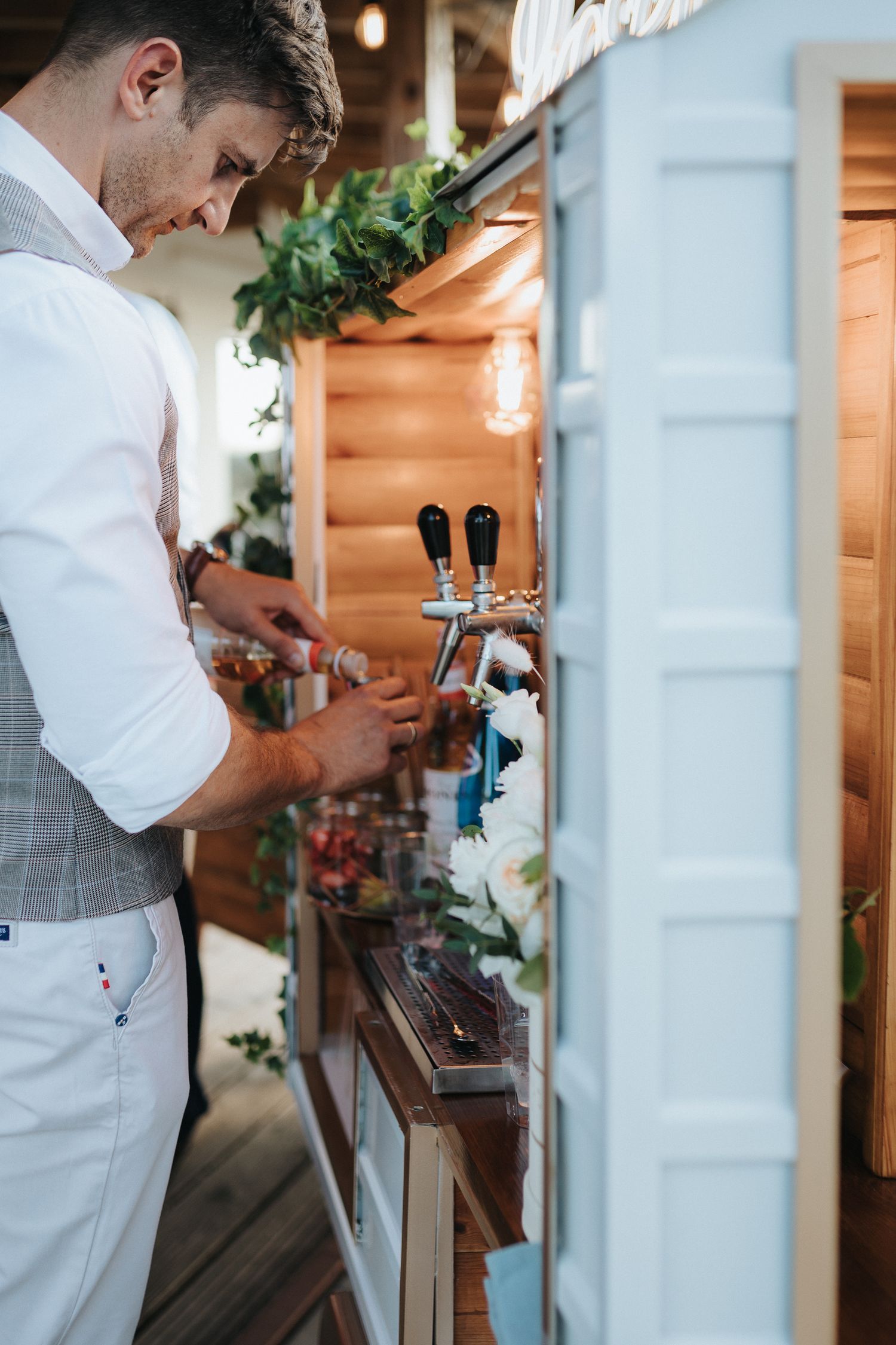 Prosecco van na weselu. Barman Grzegorz i jego bar. Grzegorczyk Wojciech fotograf ślubny