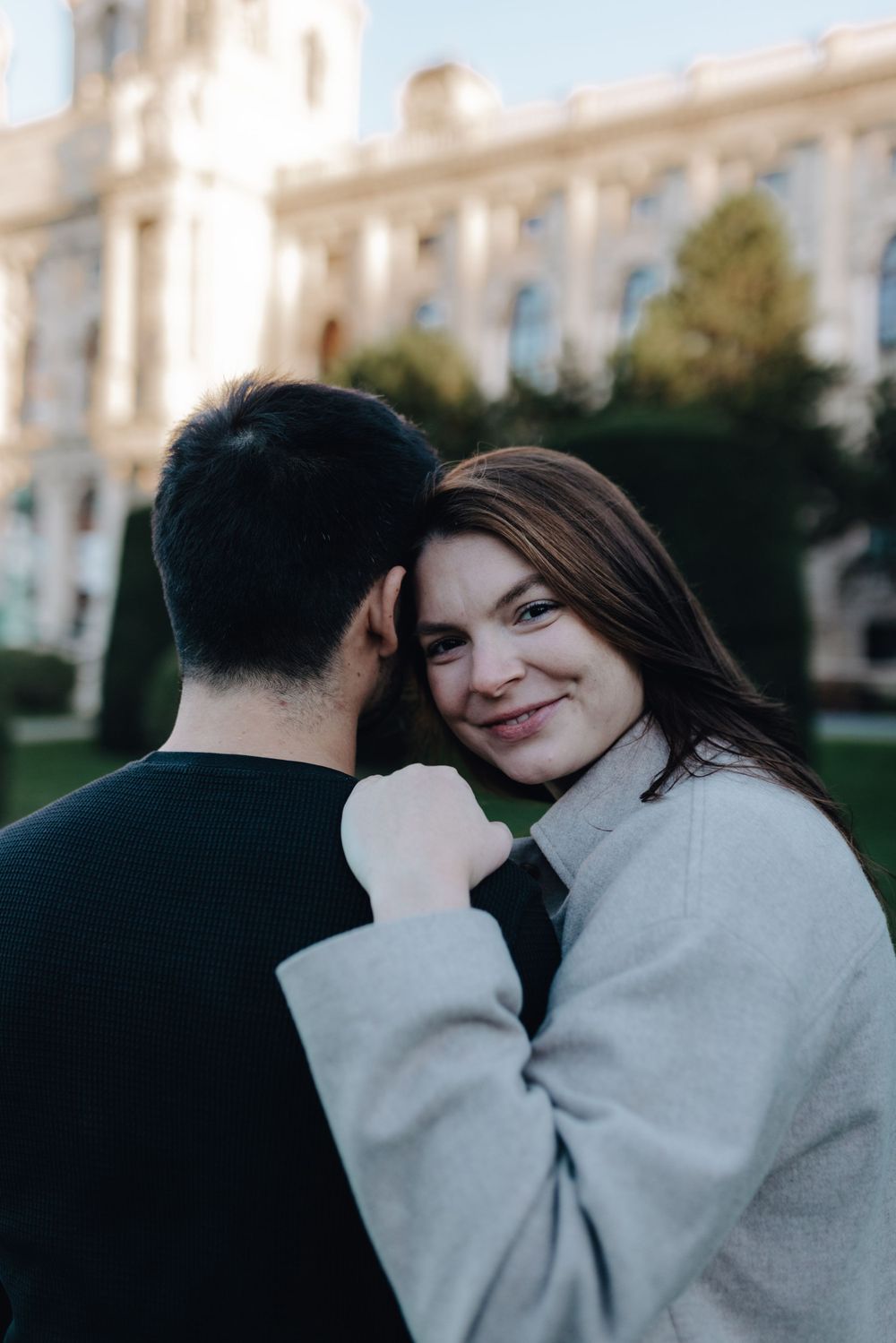 Freundin lehnt ihren Kopf bei ihrem Freund an