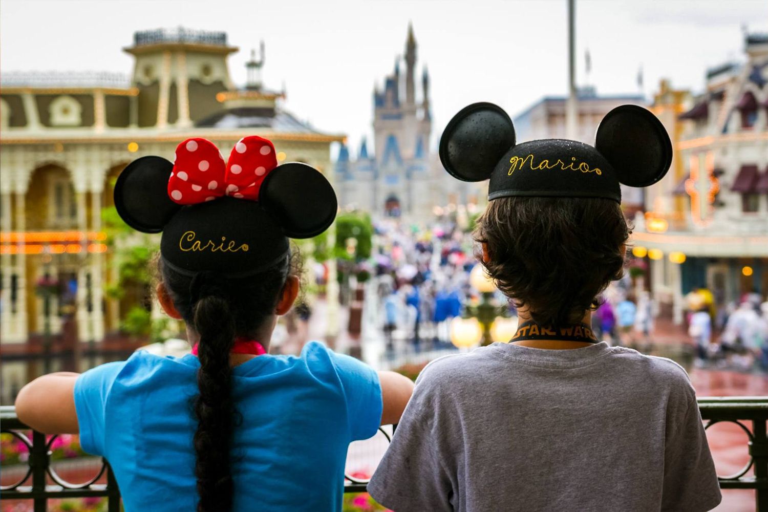 disney-photographer-children-portrait-magic-kingdom-park-castle-mickey-ears-star-wars-landyard