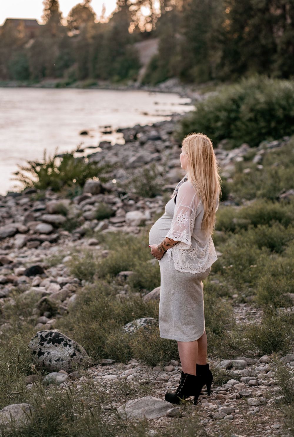 pregnant mama by the water