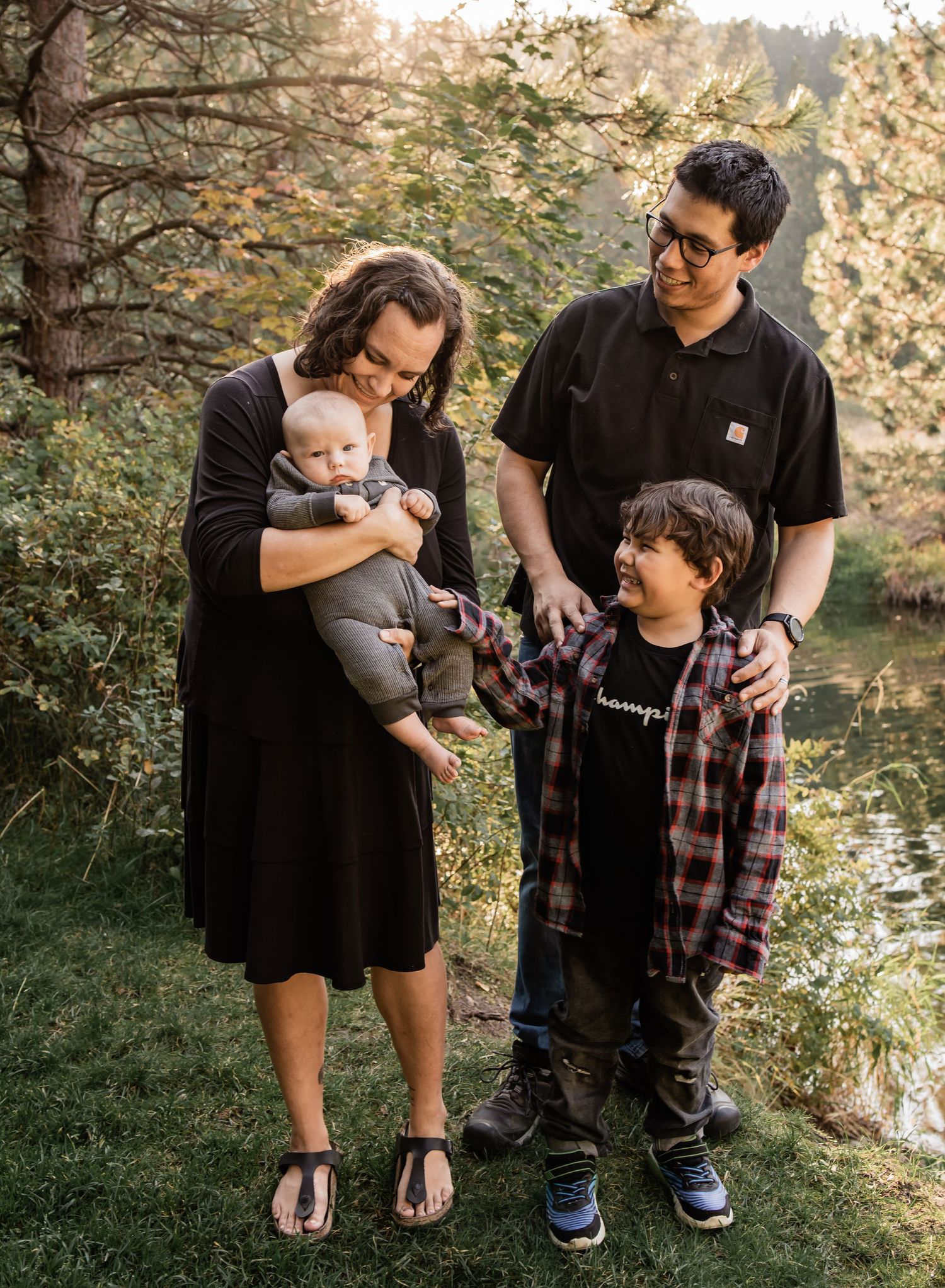 golden hour family photoshoot candid moment