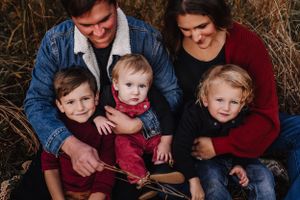 Tennessee Photographer specializing in growing with young families. Documenting all your milestones from weddings to New