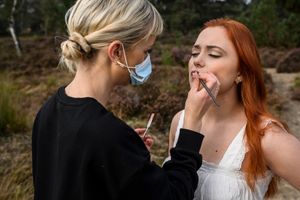 visagiste Julie Campaert aan het werk met een model in de natuur