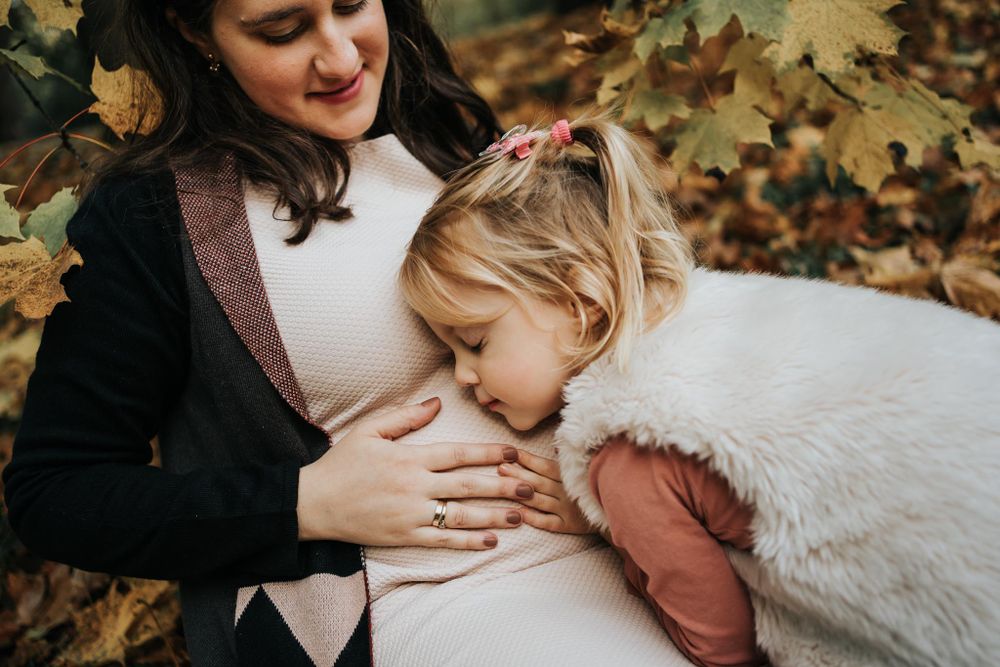córeczka tuli się do mamy -  fotograf ciążowy Kraków